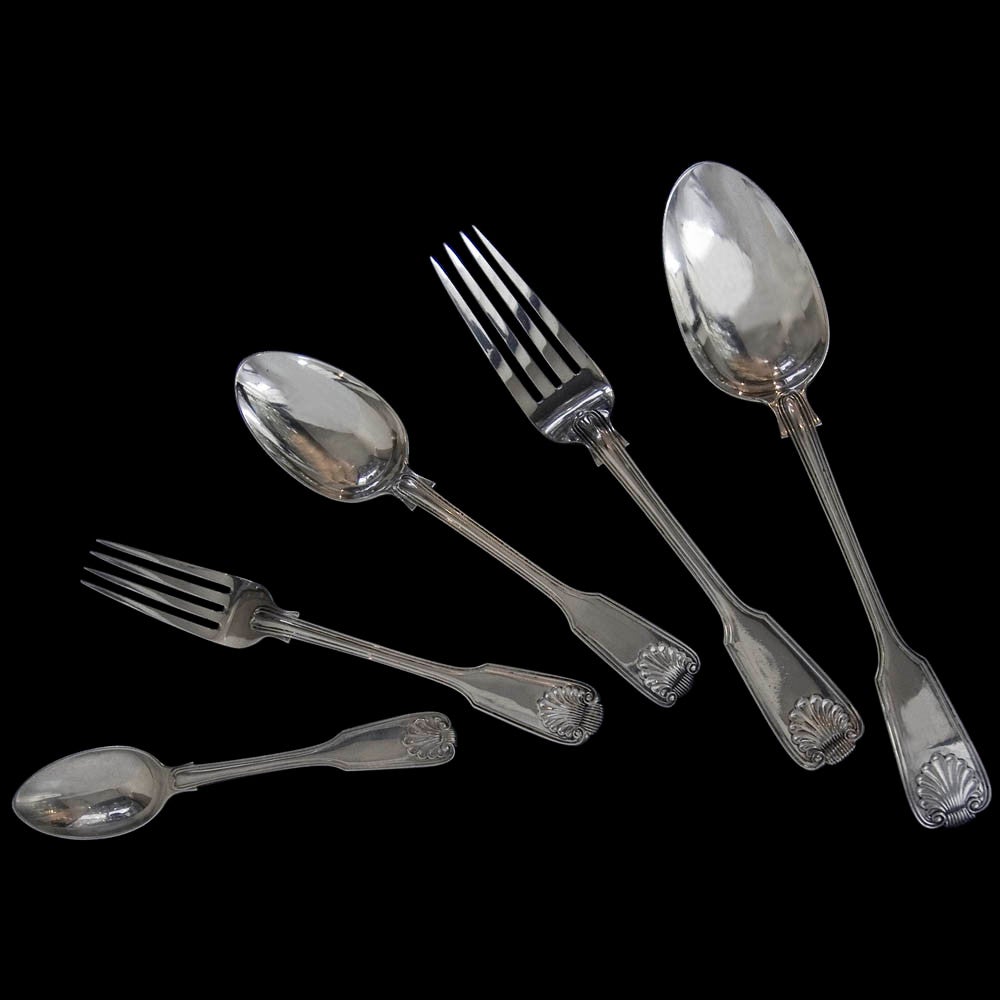 Antique English Silver Fiddle Thread & Shell Flatware In Good Condition For Sale In London, GB