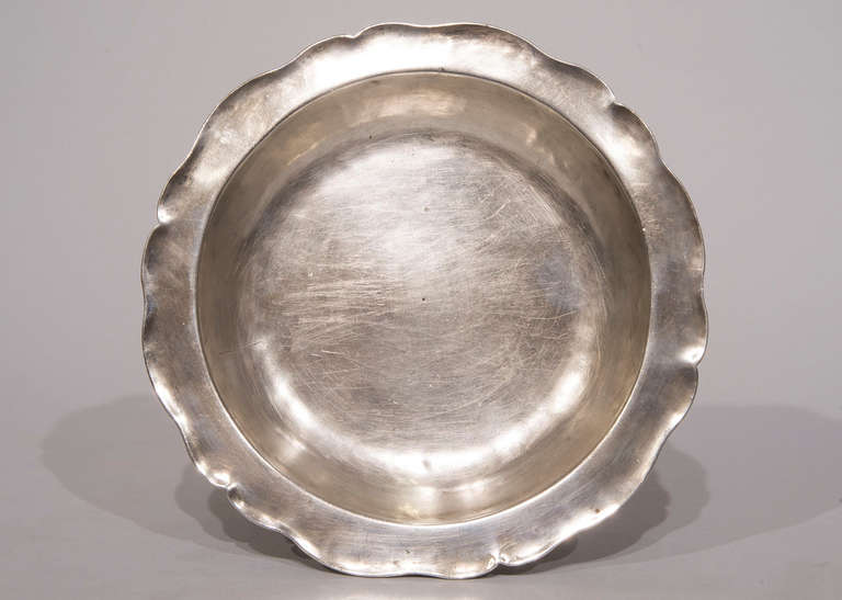 This silver serving dish or fuente from Bolivia was used to serve speciality foods brought from the kitchen. A luxury tableware item, measuring 8.38 inches in diameter by 1 inch in depth, is expertly crafted with annealing and hammering techniques.