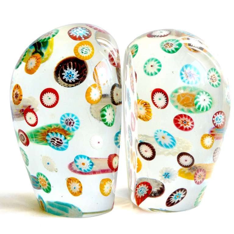 Expédition GRATUITE dans le monde entier ! Voir les détails sous la description.

Grand ensemble de sculptures serre-livres en verre soufflé à la main millefiori de Murano. Documenté à la société Fratelli Toso, avec plus de 50 fleurs multicolores