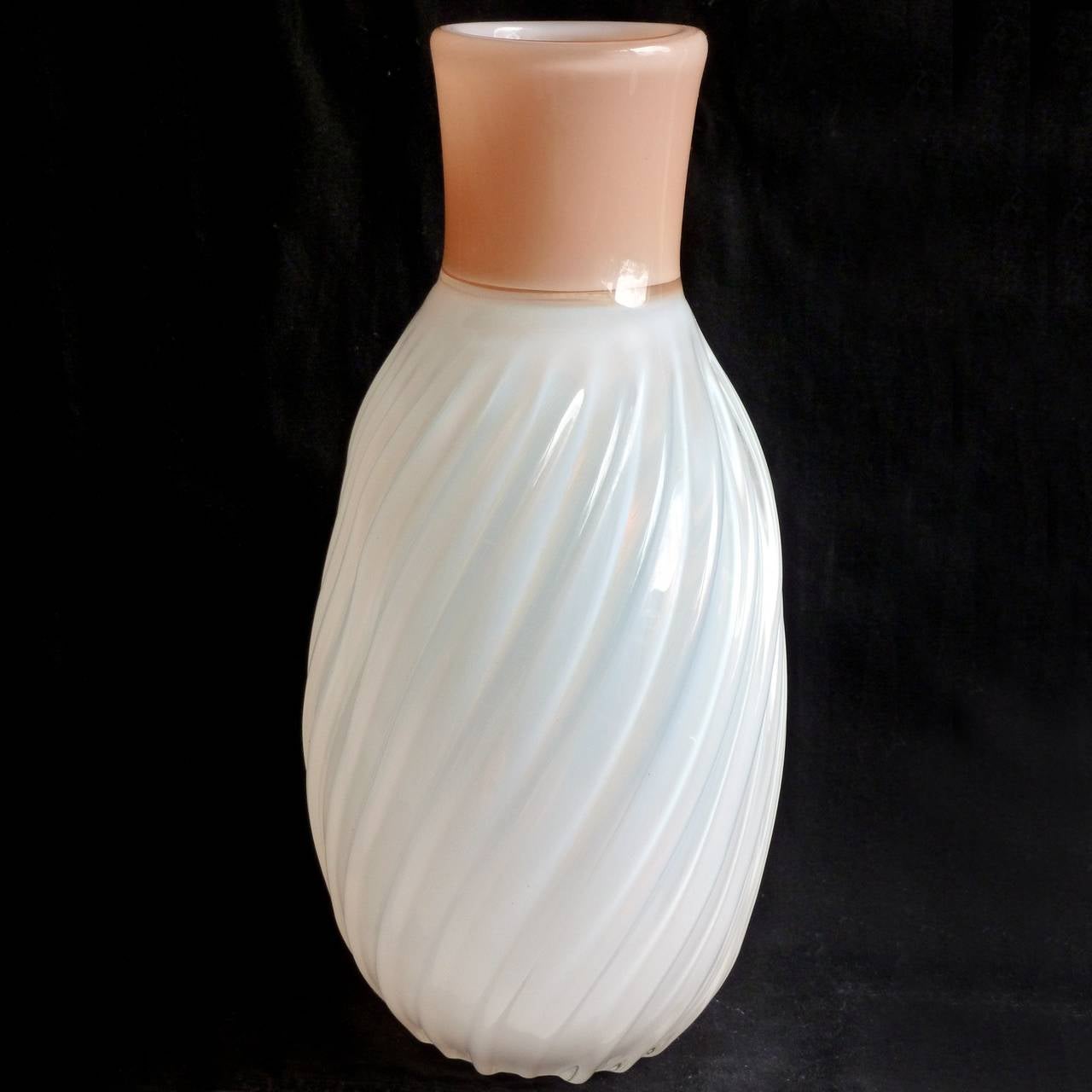 Archimede Seguso Opal White Peach Pink Ribbed Italian Art Glass Flower Vase In Excellent Condition In Kissimmee, FL
