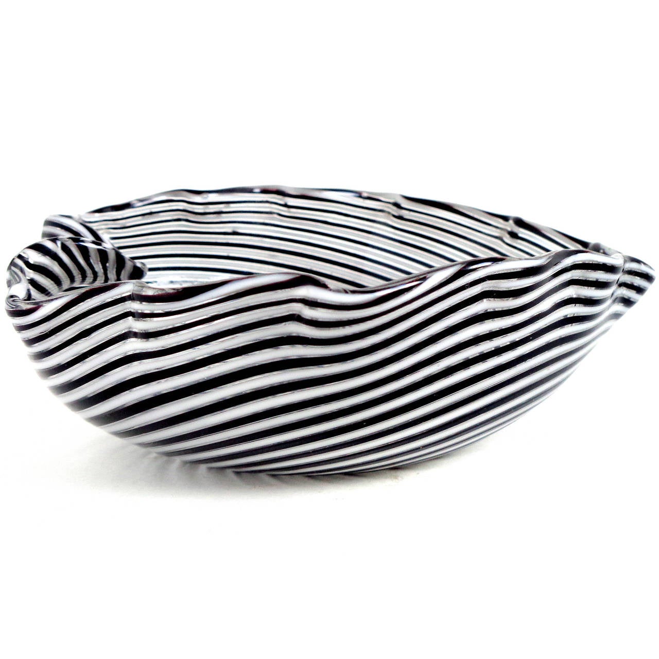 Lovely Murano black and white ribbons, with ruffled rim art glass ring dish or bowl. Documented to designer Dino Martens, for Aureliano Toso. The piece has an optic swirl design, and beautiful shape. Perfect for any side table or Vanity. 

Please