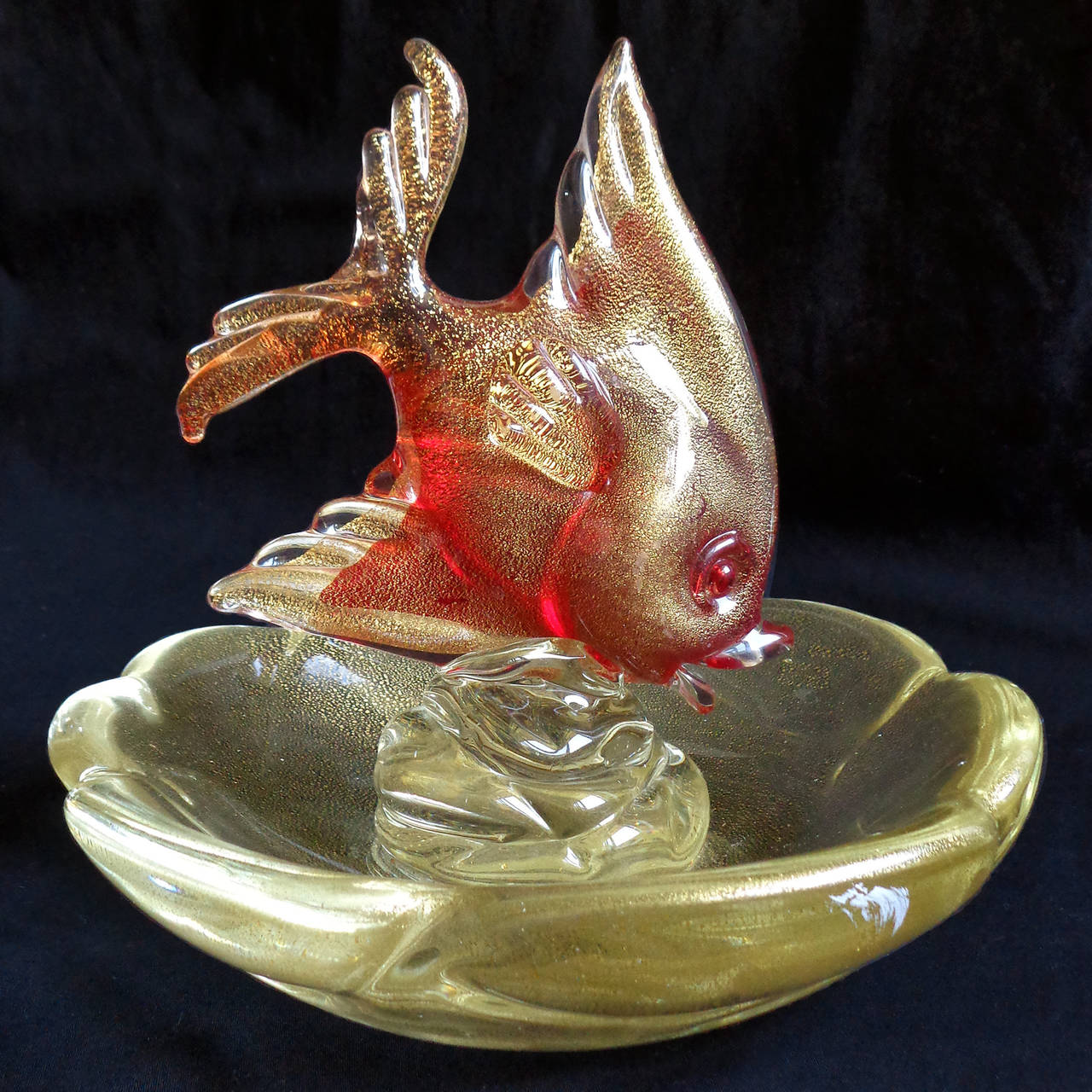 Hand-Crafted Archimede Seguso Murano Gold Flecks Red Fish Italian Art Glass Bowl