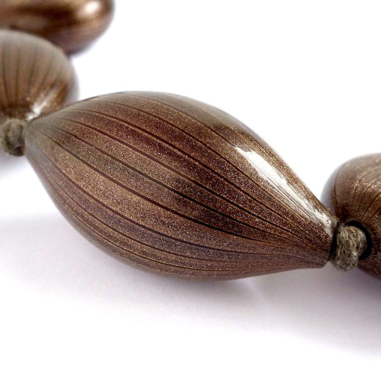 Expédition GRATUITE dans le monde entier ! Voir les détails sous la description.

Rare et unique collier ou tour de cou vénitien en grosses perles d'aventurine. La pièce est ornée d'une petite perle ou d'un pendentif en métal portant la signature