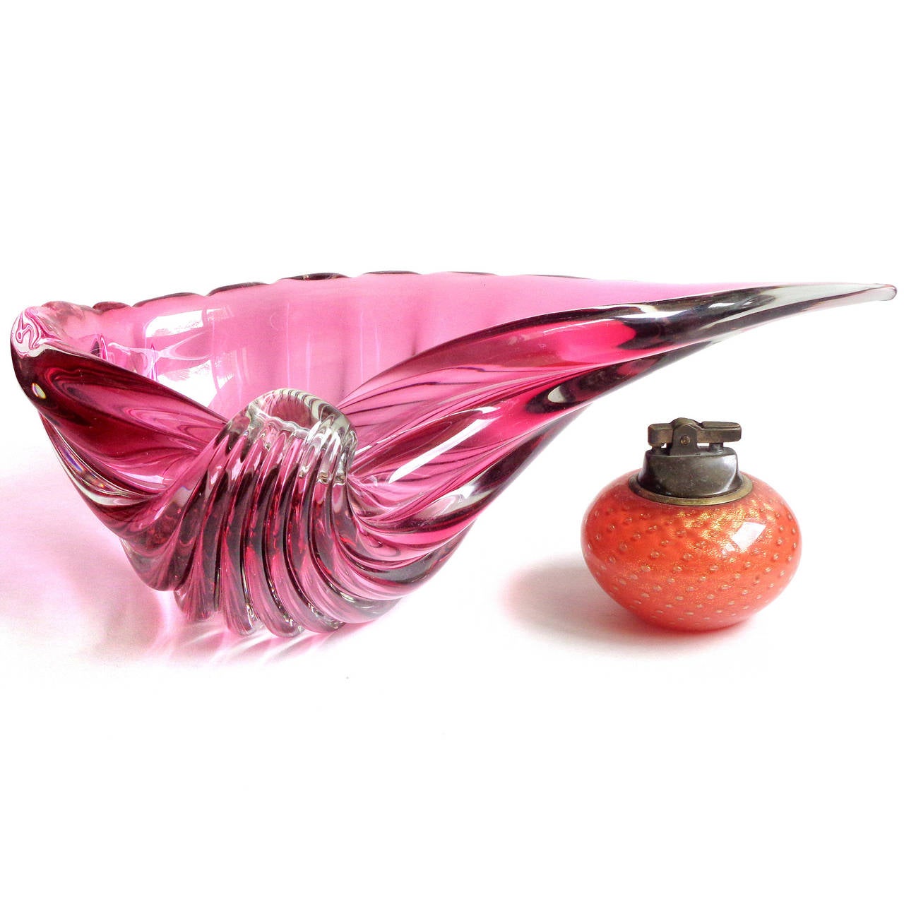 Very large Murano hand blown Sommerso pink Italian art glass seashell centerpiece sculptural bowl. Documented to Alfredo Barbini, circa 1950-1960s. One of the largest shells in my collection. Can be functional, as a fruit bowl or flower vase. Also