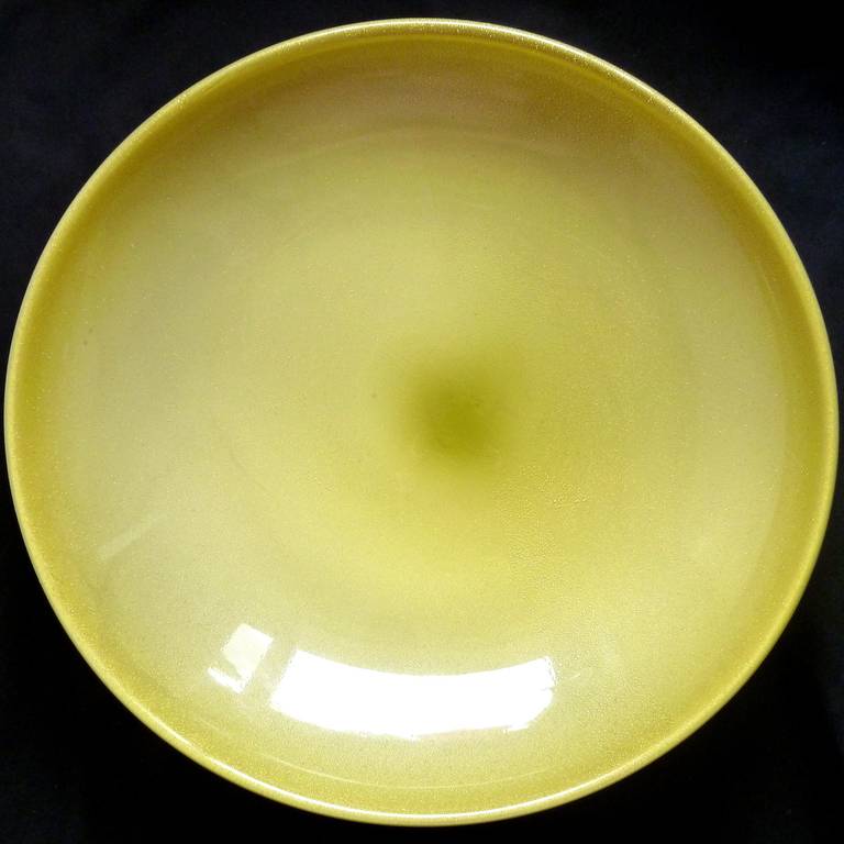 Large Alfredo Barbini Murano Yellow Green Gold Flecks Art Glass Center Bowl In Excellent Condition In Kissimmee, FL