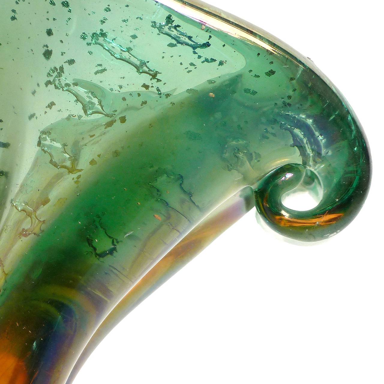 Mid-20th Century Barovier Toso Murano Iridescent Silver Flecks Green Italian Art Glass Bowl