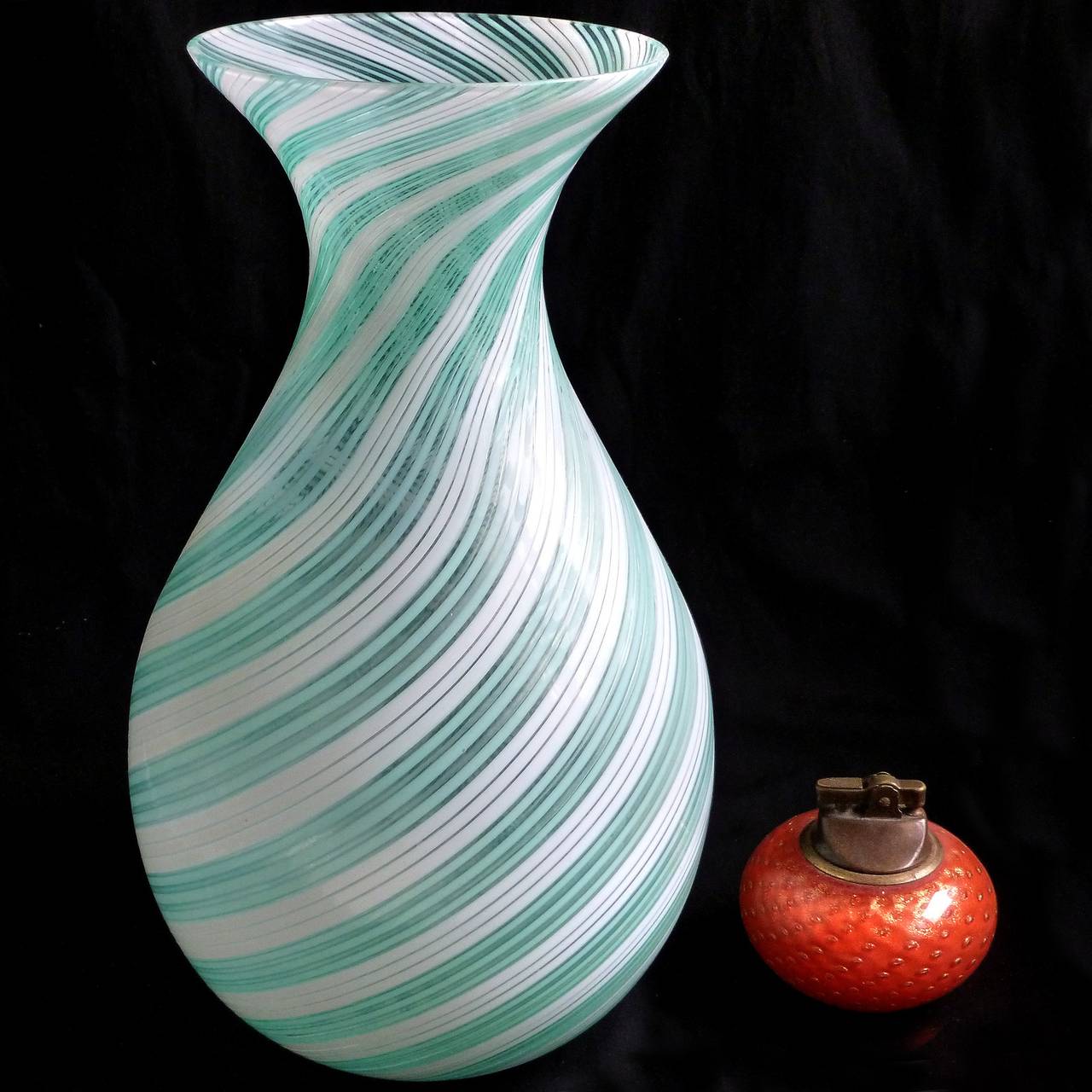 Free shipping worldwide! See details below description.

Large Murano handblown filigrana white and teal blue / green ribbons art glass flower vase. Documented to designer Dino Martens for Aureliano Toso, model # 6050. Great decorative piece! For