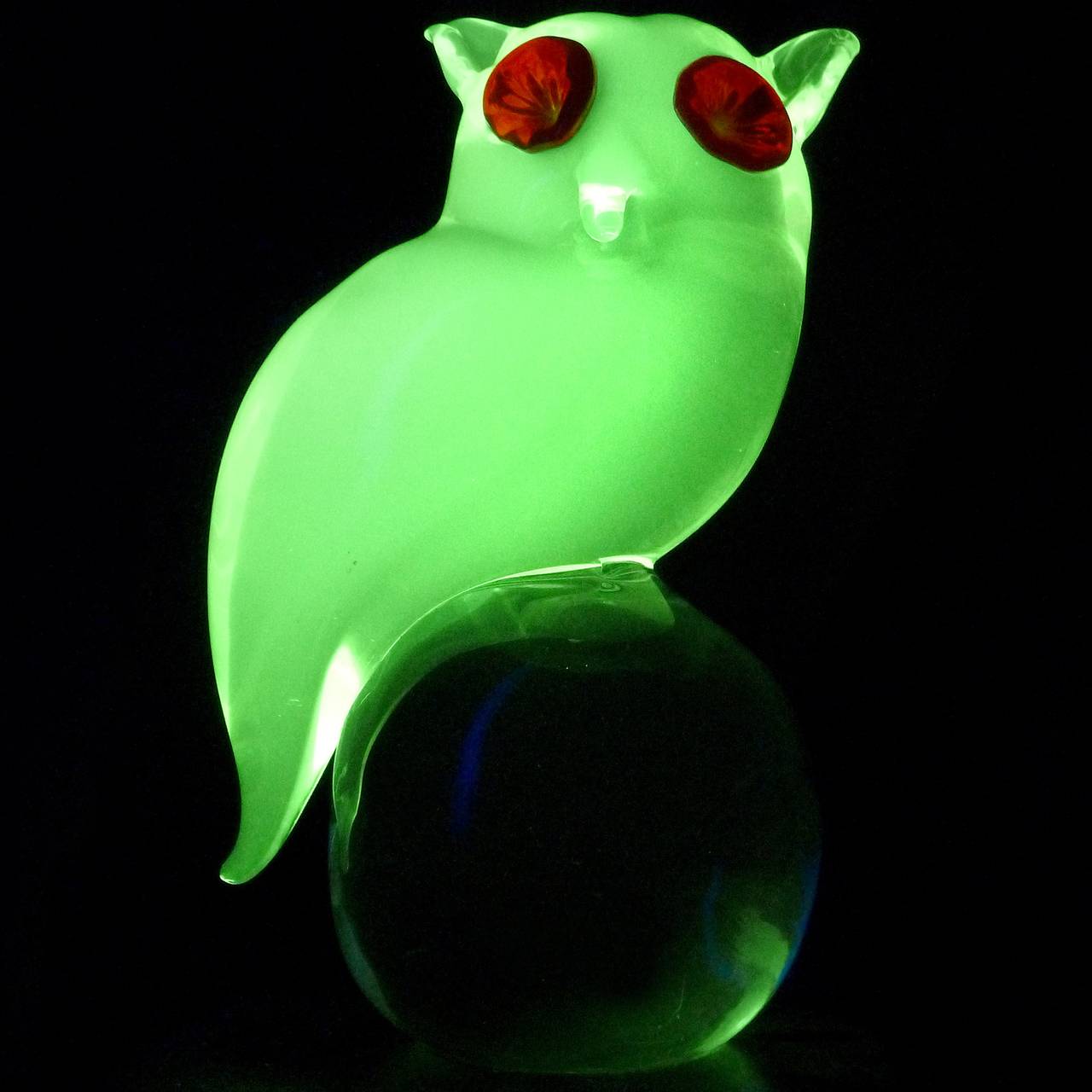 FREE Shipping Worldwide! See details below description.

Incredible Murano Hand Blown Neon Yellow Green Art Glass Owl Sculpture on Clear Base. Attributed to the Salviati company. The piece glows like crazy under a black light, made in 