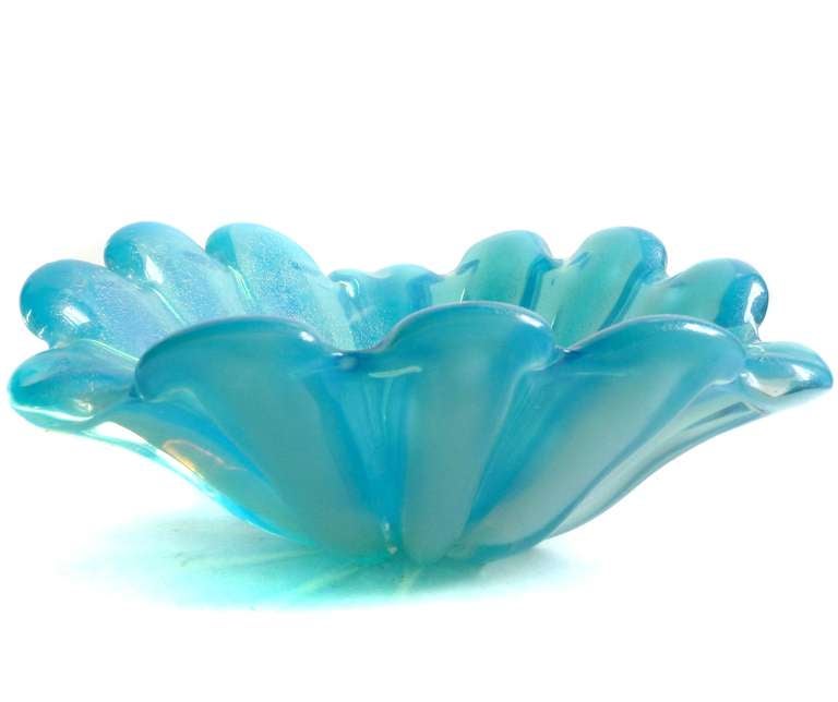 Fratelli Toso Murano Opalescent Blue White Gold Flecks Italian Art Glass Bowl In Good Condition In Kissimmee, FL