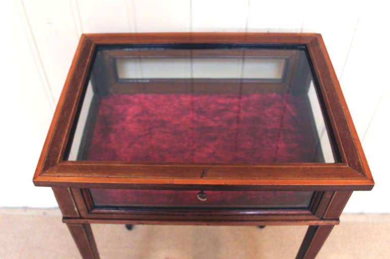 Edwardian Mahogany and Inlay Bijouterie Display Table In Excellent Condition In Buckinghamshire, GB