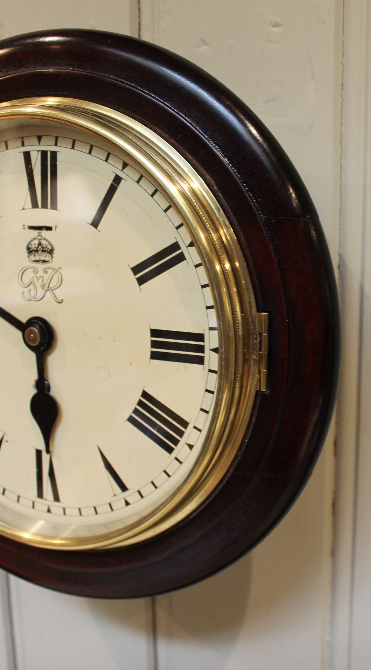 A good original 8 inch diamter dial wall clock, originally issued for Government buildings, especially The General Post Office. This clock, was made during the WW2 by Elliott, and has an original stock label detailing its origin, The Trust Building,