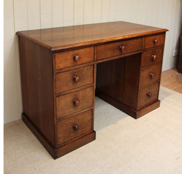 Oak Pedestal Desk In Good Condition In Buckinghamshire, GB