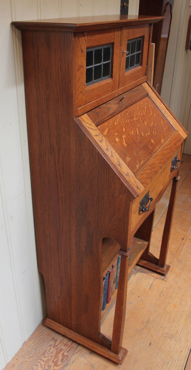 Small Light Oak Arts and Crafts Oak Bureau Bookcase In Good Condition In Buckinghamshire, GB