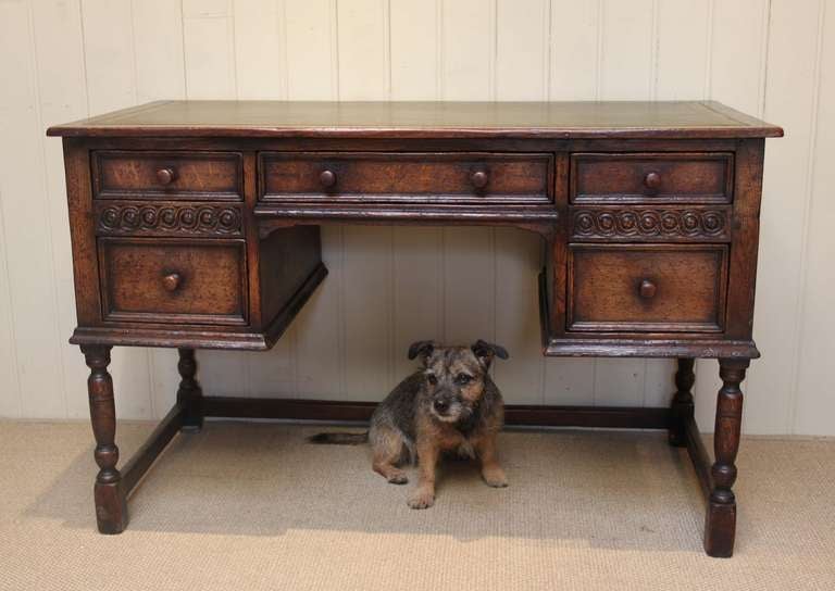 Solid Oak Desk In Excellent Condition In Buckinghamshire, GB