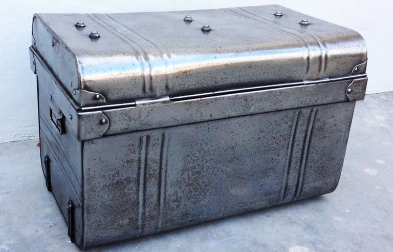 Un beau coffre en acier de Jones Brothers & Co. avec une serrure en laiton. L'article estampillé et riveté est doté d'une poignée latérale et d'une serrure d'origine (sans clé).