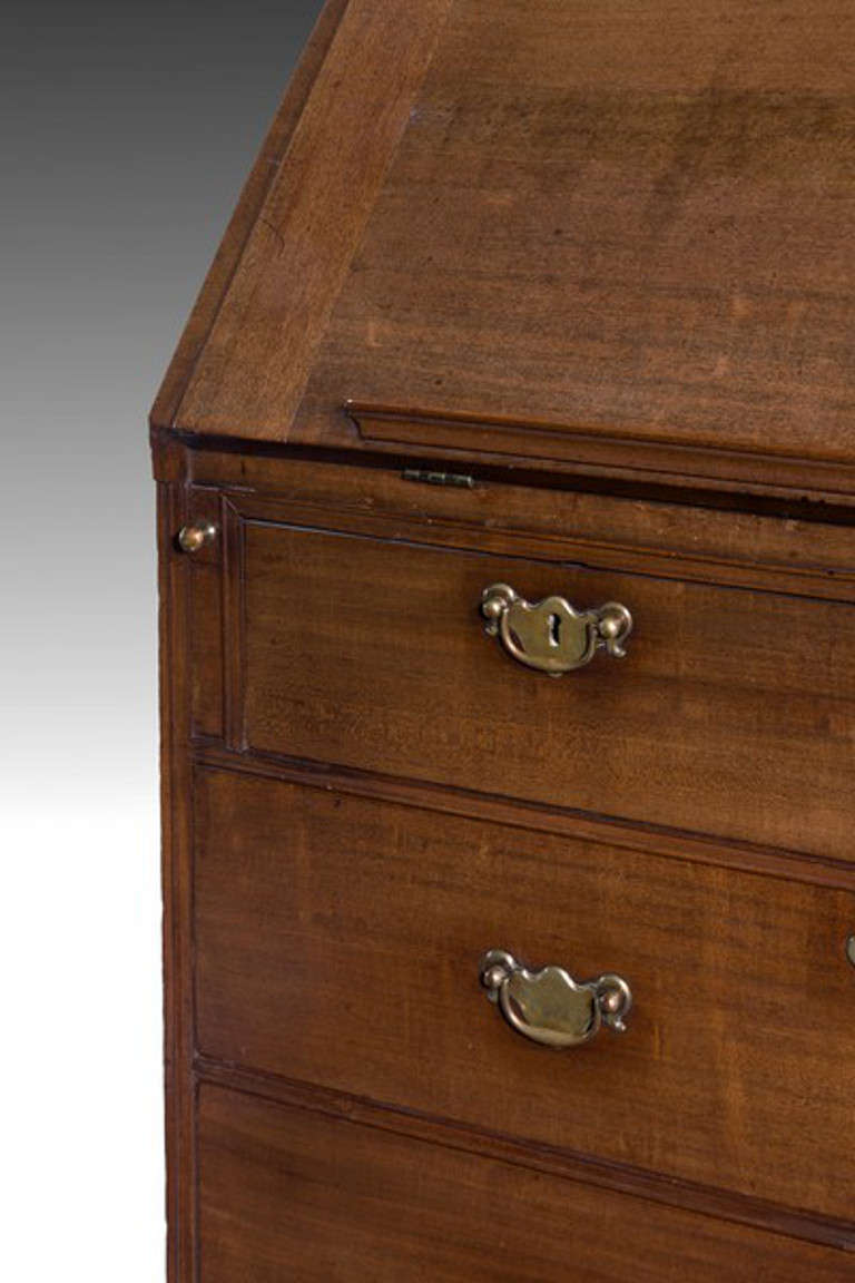 Charming and Rare Early Georgian Mahogany Bureau In Excellent Condition For Sale In London, GB