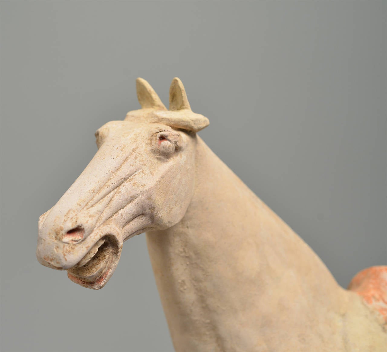 Figure de cheval cabré en poterie peinte, Dynasty Tang Bon état - En vente à New York, NY