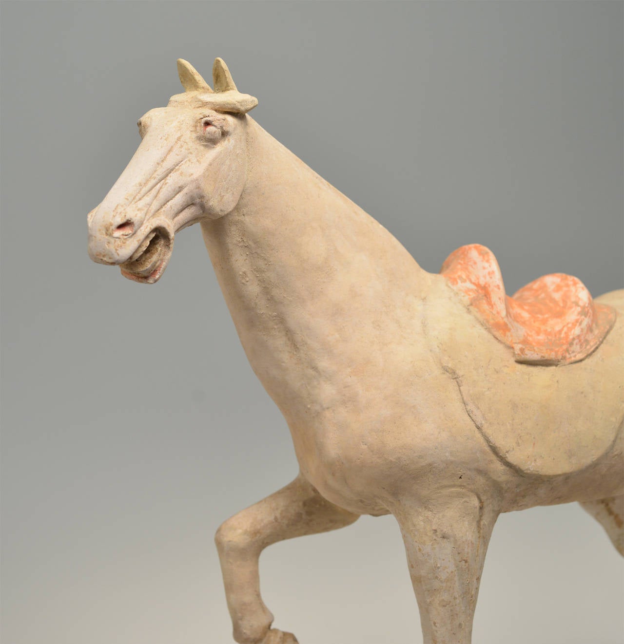 Asiatique Figure de cheval cabré en poterie peinte, Dynasty Tang en vente