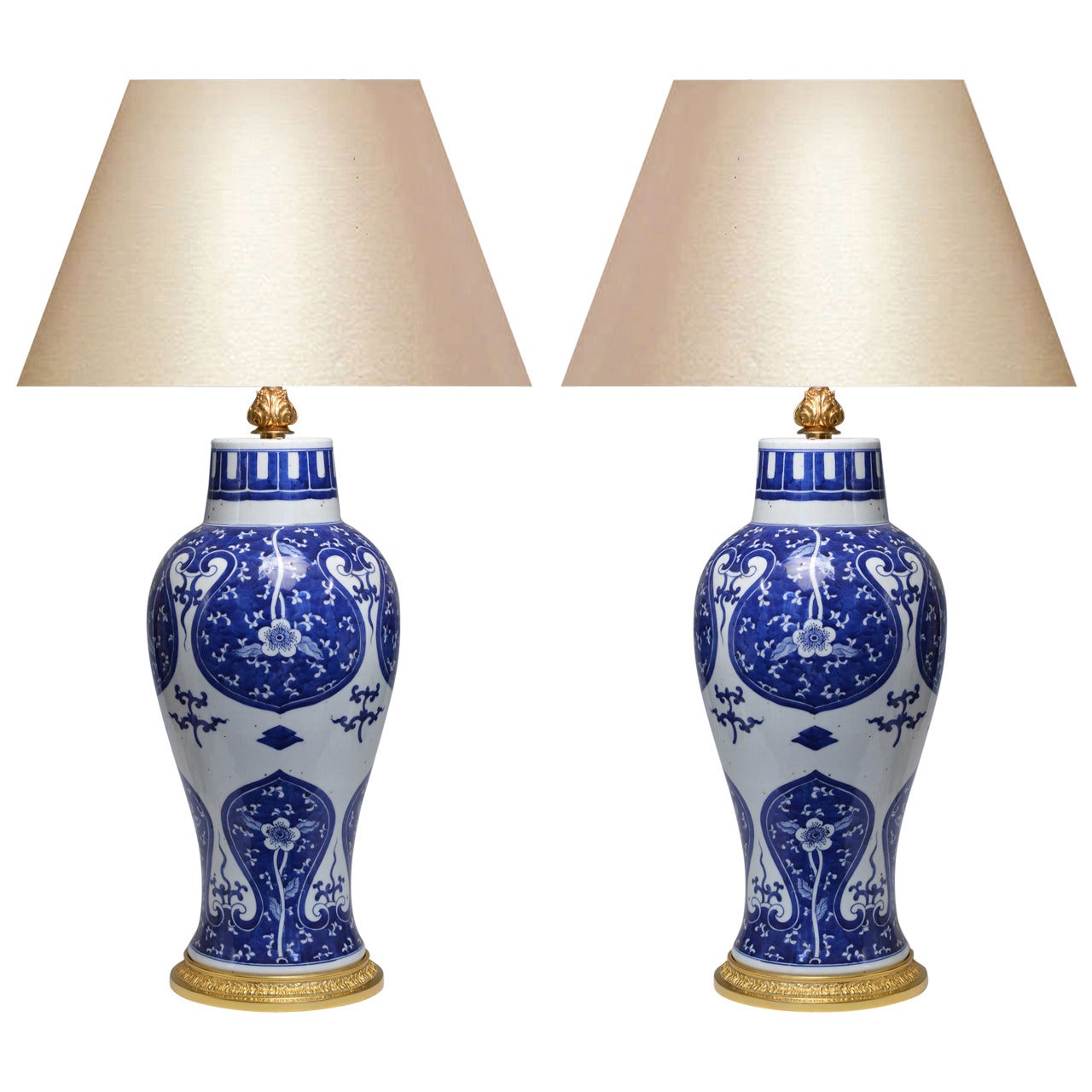 Paar blaue und weiße Porzellanlampen