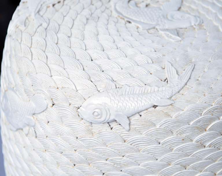 Paire de tabourets en porcelaine finement sculptée du Blanc-de-Chine, vers 1970 Bon état - En vente à New York, NY