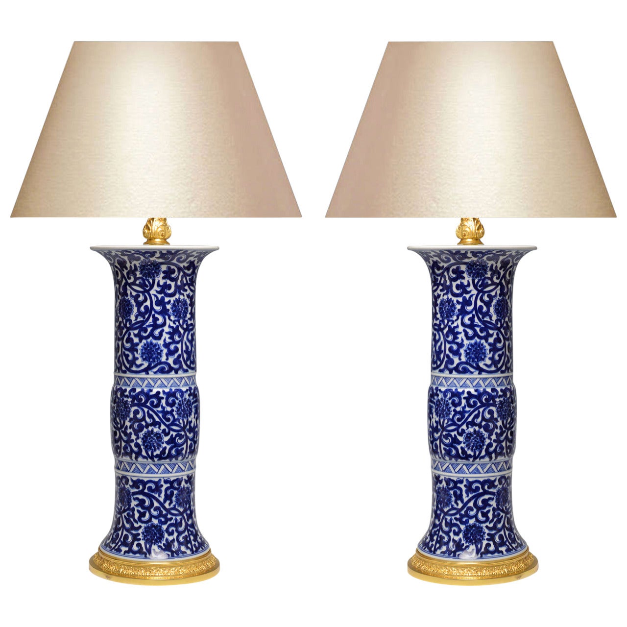 Paire de lampes en porcelaine bleue et blanche finement peintes