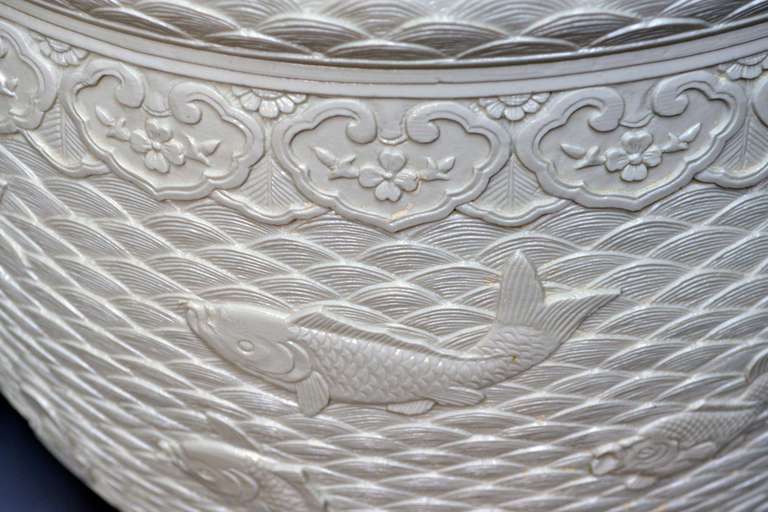 Paire de grandes jarres en porcelaine fine sculptée avec couvercles Bon état - En vente à New York, NY