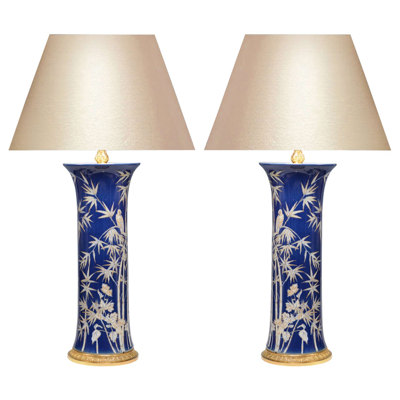 Paire de lampes en porcelaine bleue et blanche finement peintes