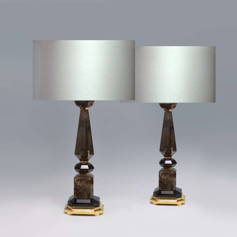 Eine fein geschnitzte, rauchbraune Bergkristall-Quarzlampe mit poliertem Messingeinsatz und Sockel, geschaffen von Phoenix Gallery, NYC.
Erhältlich in vernickelter und antiker Messingausführung.
Maße: Bis zum Bergkristall 18,875 Zoll