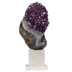 Spécimen de roche en améthyste sur socle en cristal de roche