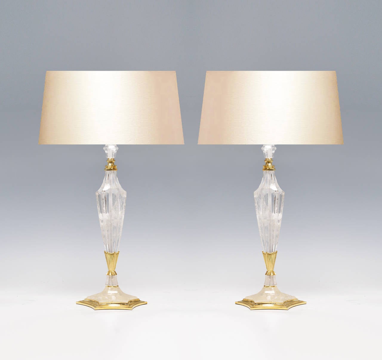 Lampada al quarzo in cristallo di rocca finemente intagliata in stile vintage con base in ottone lucido, creata da Phoenix Gallery, NYC.
Disponibile in nichelatura e ottone antico.
Fino alla sommità del cristallo di rocca: 17,5