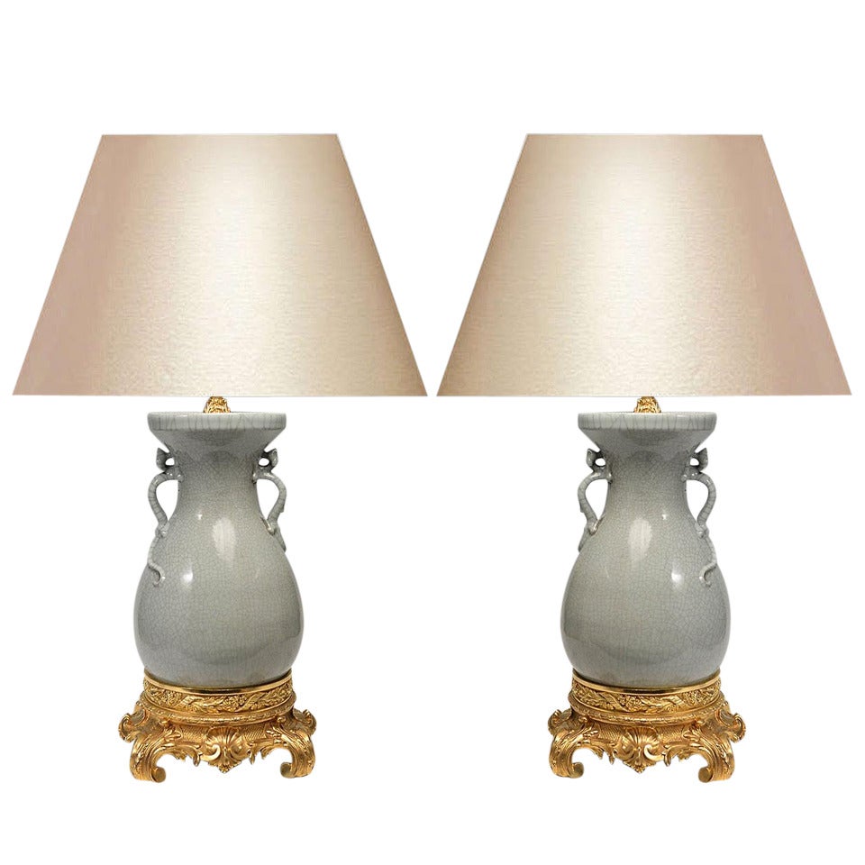 Paire de lampes en porcelaine montées sur bronze doré en vente