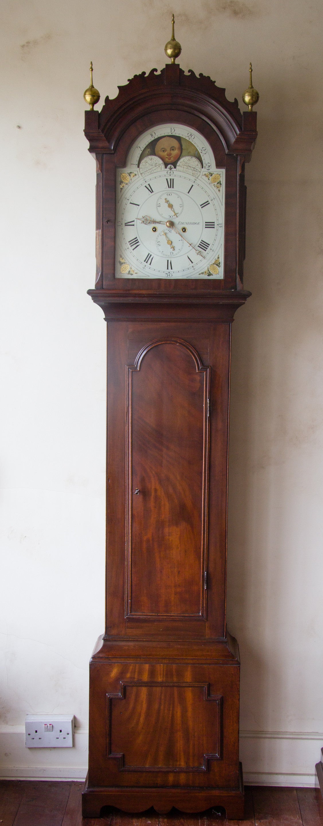 Mahogany longcase signed J. Crundwell, Edenbridge. Circa 1800. In Good Condition For Sale In Kent, GB