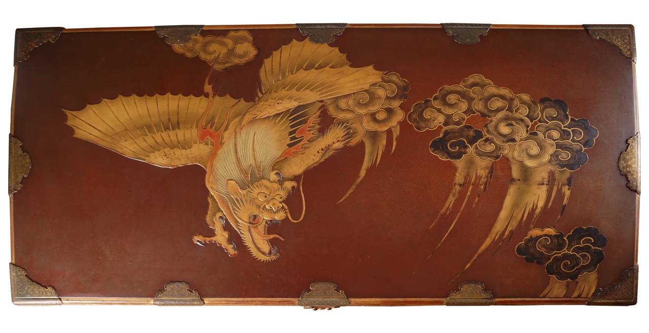 The Great Wave Processional Trunk.  Late Edo Period, circa 1830 In Excellent Condition For Sale In London, GB