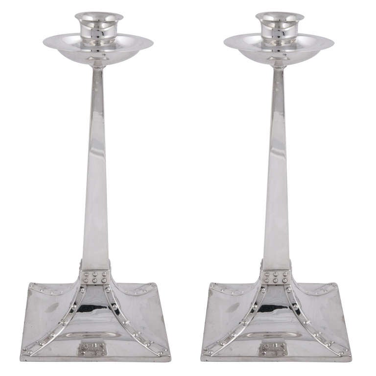 Pareja de candelabros de plata de ley en venta