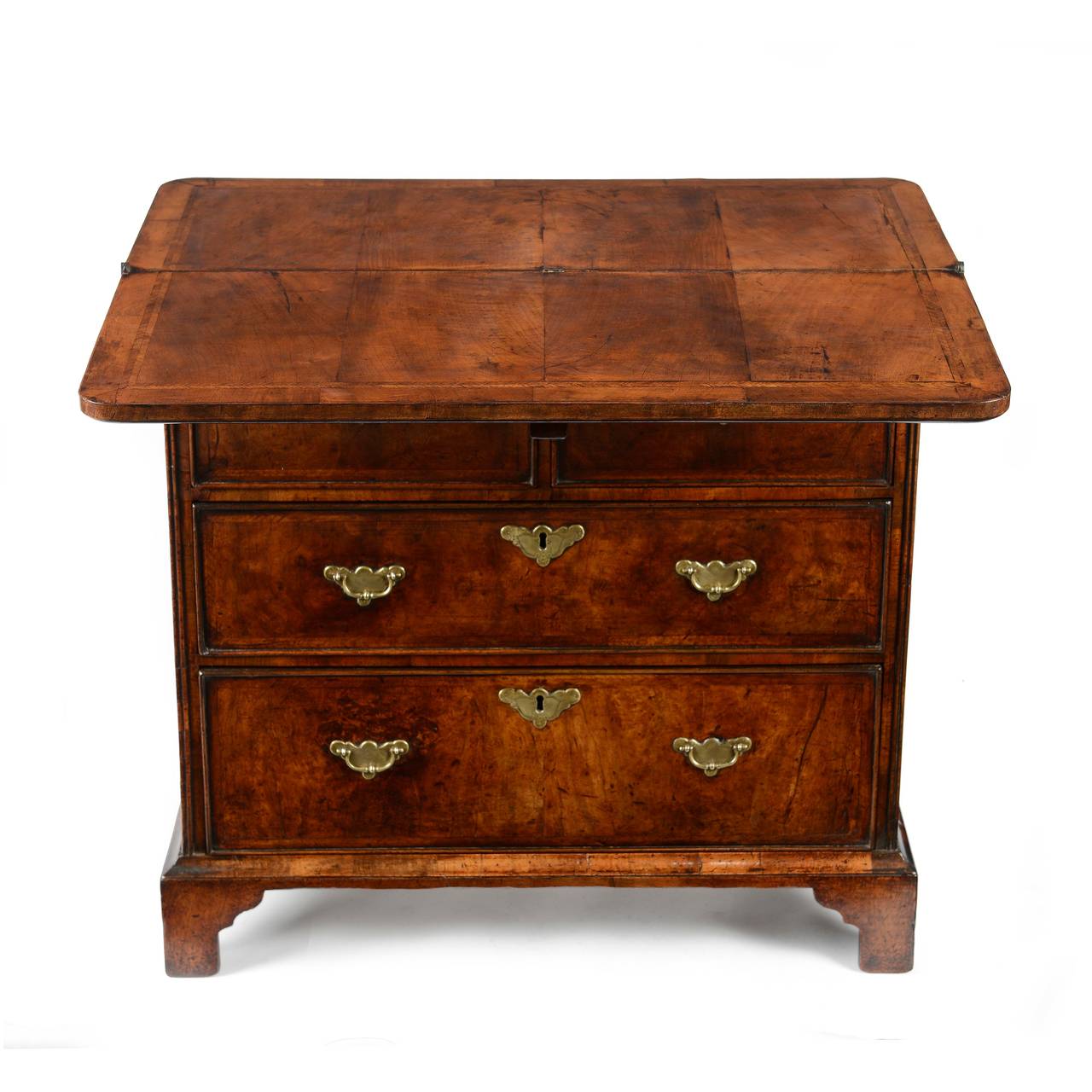 George I Walnut and Feather Banded Bachelor Chest In Excellent Condition In Knutsford, GB