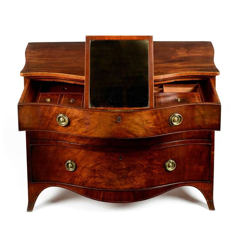 George III Sheraton Period Mahogany Serpentine Dressing Commode In Excellent Condition For Sale In Knutsford, GB