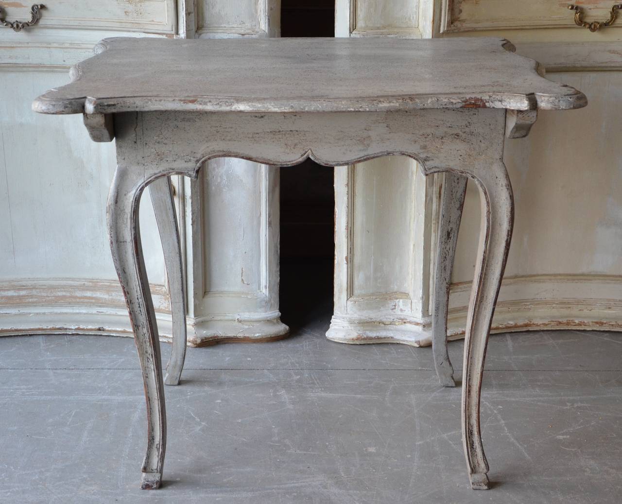 German Eary 18th century Rococo Side Table