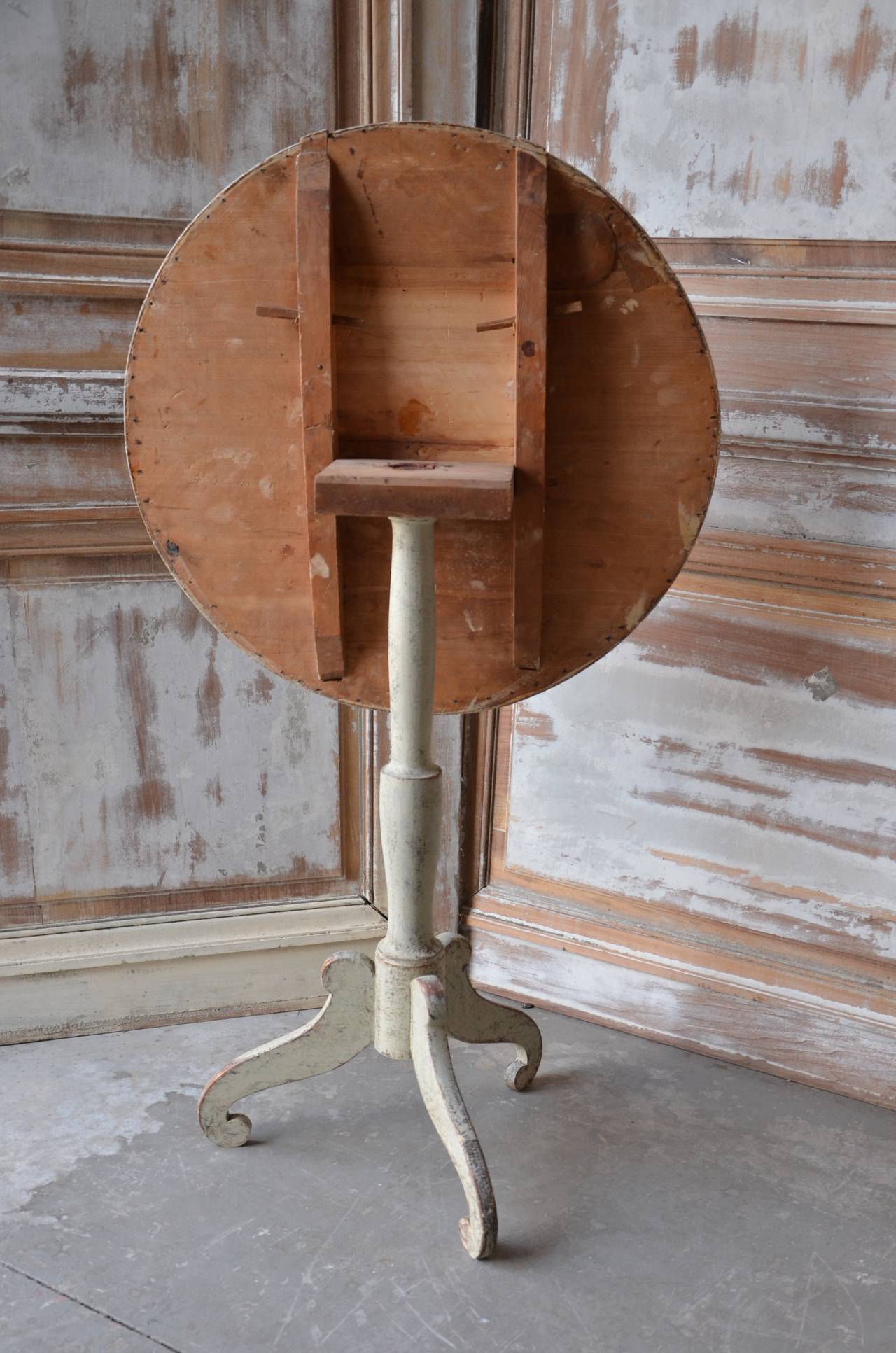 19th Century Swedish Gustavian Pedestal Table In Excellent Condition In Charleston, SC