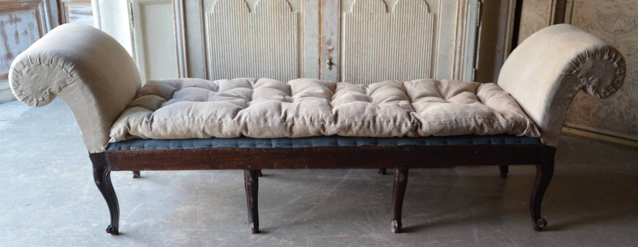 Hand-Carved 18th Century Italian Venetian Carved Walnut Divan