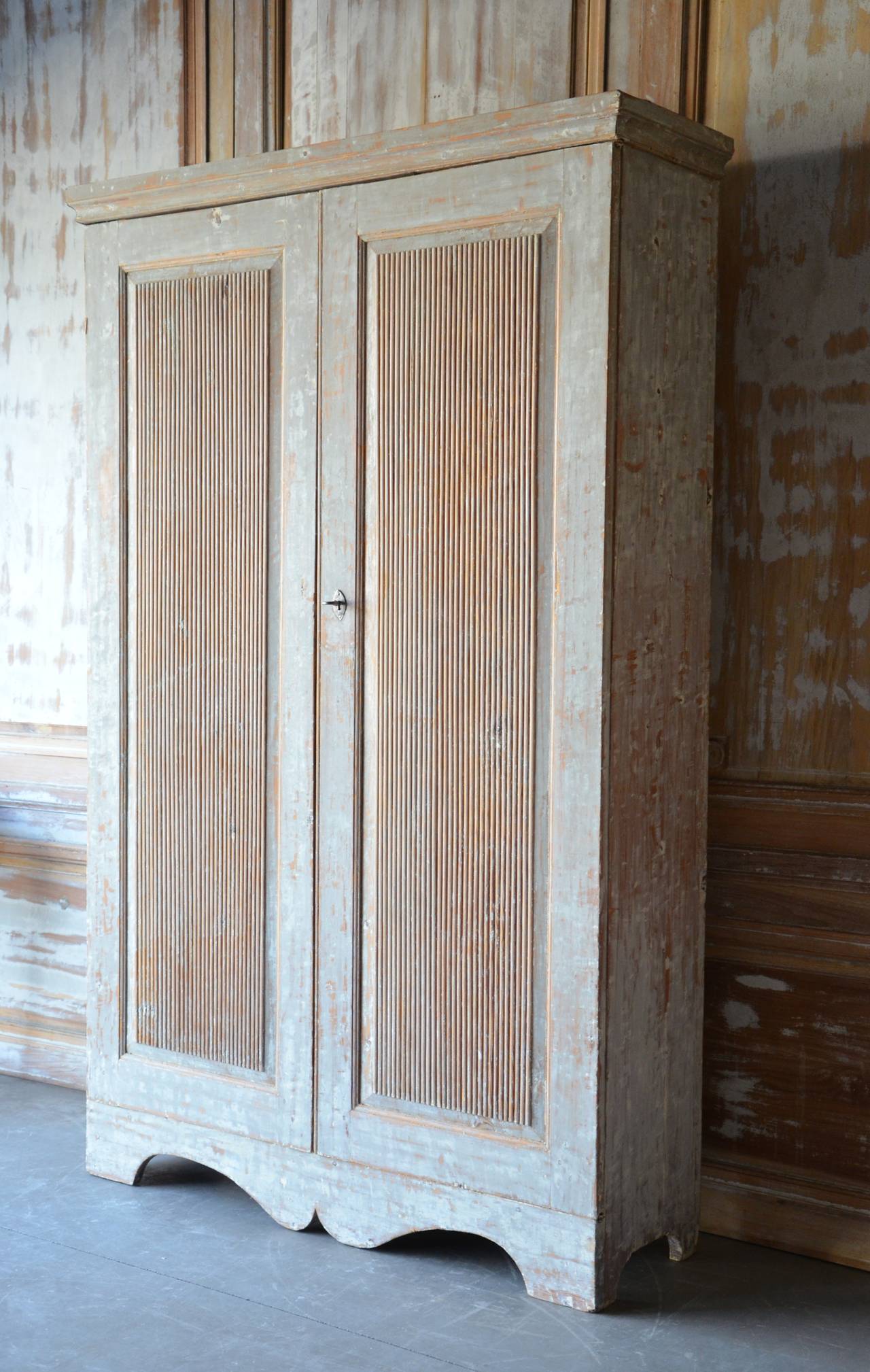 Very Classic styling of Gustavian period tall cabinet or armoire with panelled and reeded doors, beautifully shaped and carved apron to the front and sides.
Sweden, circa 1790.