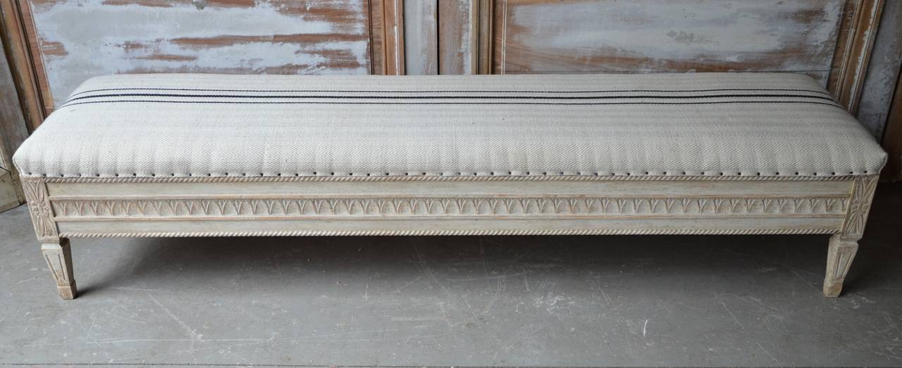 Beautifully carved Swedish Gustavian Style bench, Sweden, circa 1850, with lambs tongue molding on the apron and rosette panels above square tapering feet.
Upholstered in heavy Classic flax.
Sweden, circa 1850.