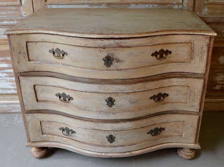 German Serpentine front Chest of Drawers 18th century