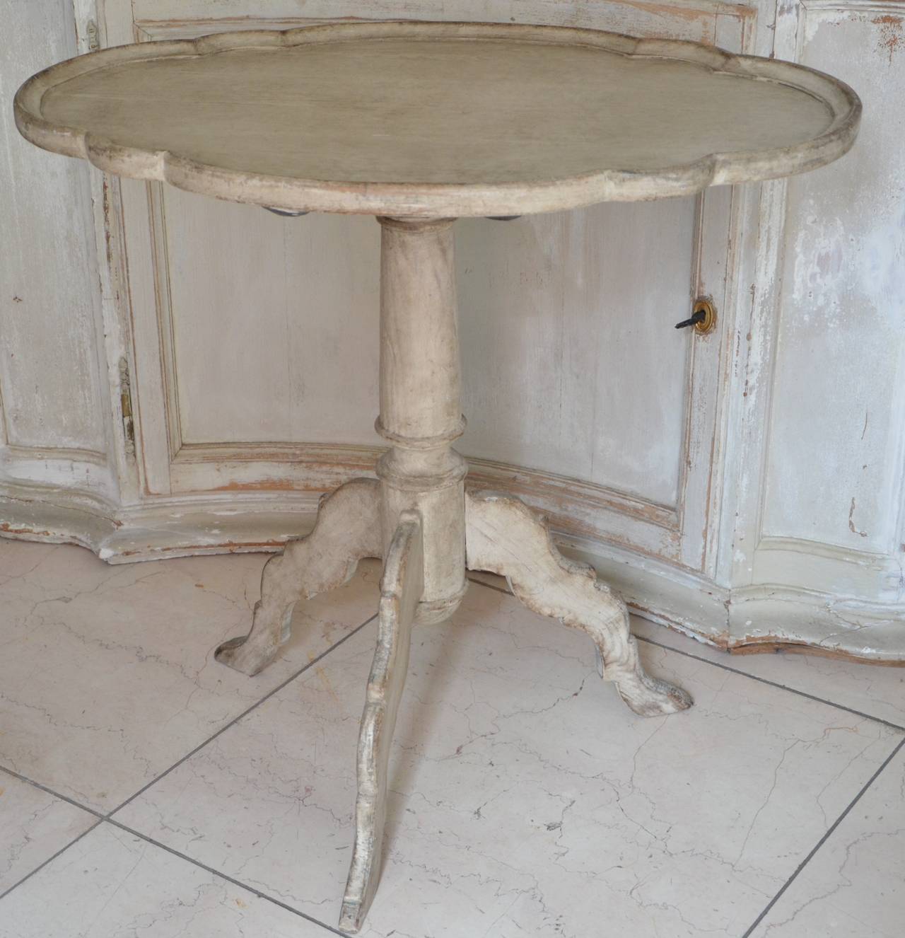 Small, charming pedestal table, Sweden, circa 1810, with scalloped oval top in pale worn gray patina.