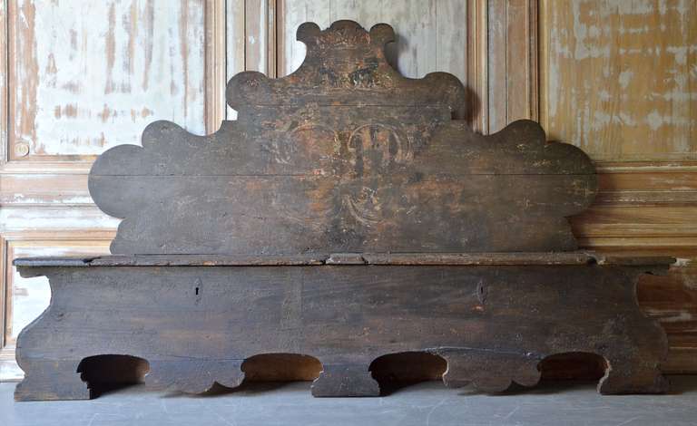 Italian Painted Baroque Cassapanca with painted and faded motif on its elaborated, crowned back.
Placed in the middle of long wall and clearly proportioned, the architecture of the Cassapanca  takes a monumental impression.
Italy circa 1700