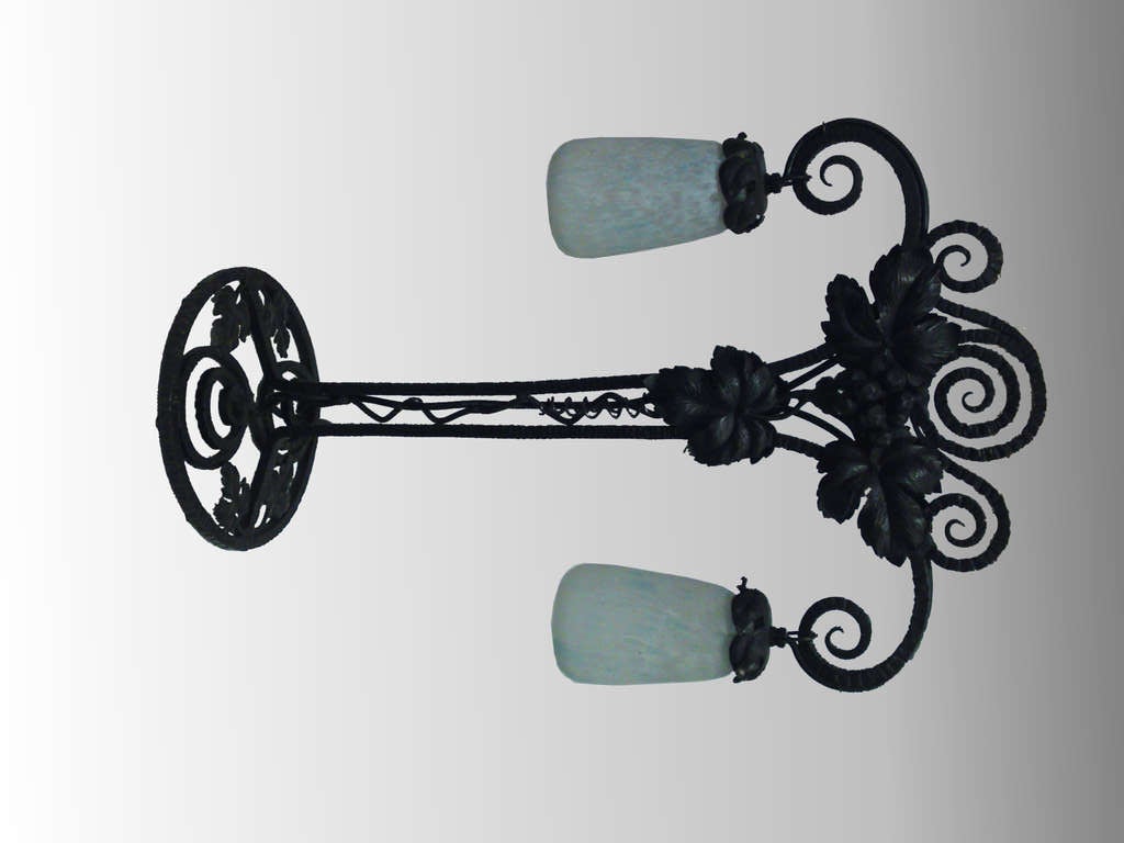 Art Nouveau table lamp by Daum, Nancy France, 1920s.
Iron with grapes decor and two mottled glass shades in white, grey and light blue. The shades are signed: Daum Nancy, cross of Lorraine.
Measures: height 24.02 in (61 cm)
width 15.35 in (39