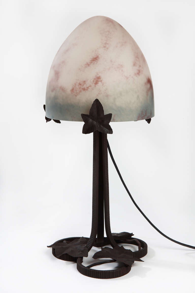 A French Art Nouveau table lamp, circa 1920, in perfect original condition.
Hand-wrought iron with mottled powder glass shade.
Height: 18.11 in (46 cm).