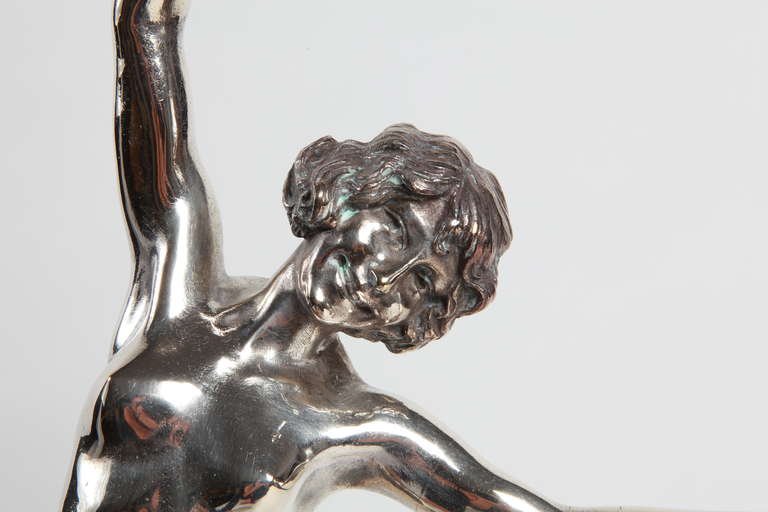 Art-Déco-Bronze-Tänzer „Tanzer mit Traubenbänken“ von Pierre Le Faguays (Französisch) im Angebot