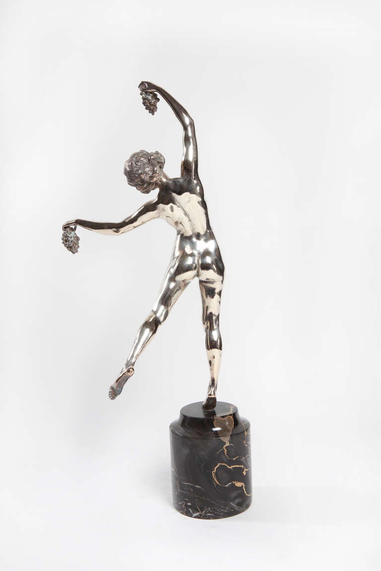 Art déco Bronze Art Déco « Danseur avec des boules de raisins » de Pierre Le Faguays en vente