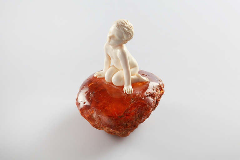 A lovely statuette by Johann Philipp Ferdinand Preiss (Germany 1882-1943).
Ivory, full-round carved and partly polished amber with a signature.
A naked child sitting on its heels, its hands resting on the rocks.
Dimensions: 2.4 x 3.9 in (6 x 10