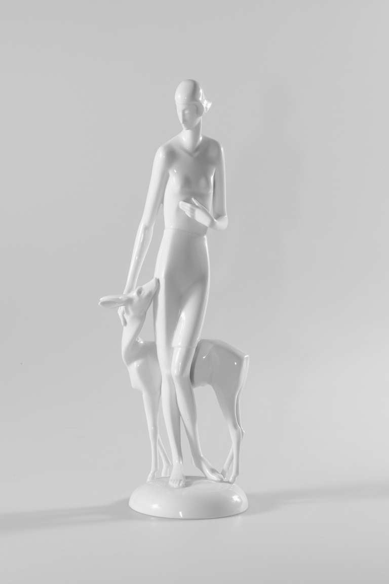 Figure en porcelaine Art Déco d'une jeune fille avec un cerf. Dessin de Gerhard Schliepstein (Allemagne 1886-1963), 1928. Fabriqué par Rosenthal, Selb en 1931. Porcelaine blanche, émaillée. Marqué sur la base : Schliepstein. En bas, la marque verte